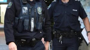 قانون پوشیدن لباس پلیس