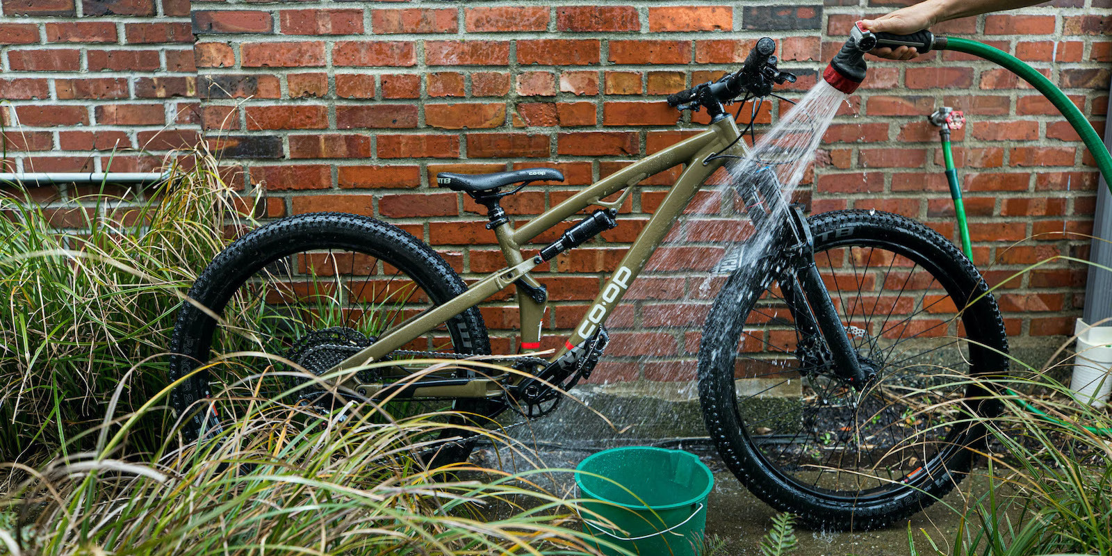 شستن دوچرخه با شلنگ آب